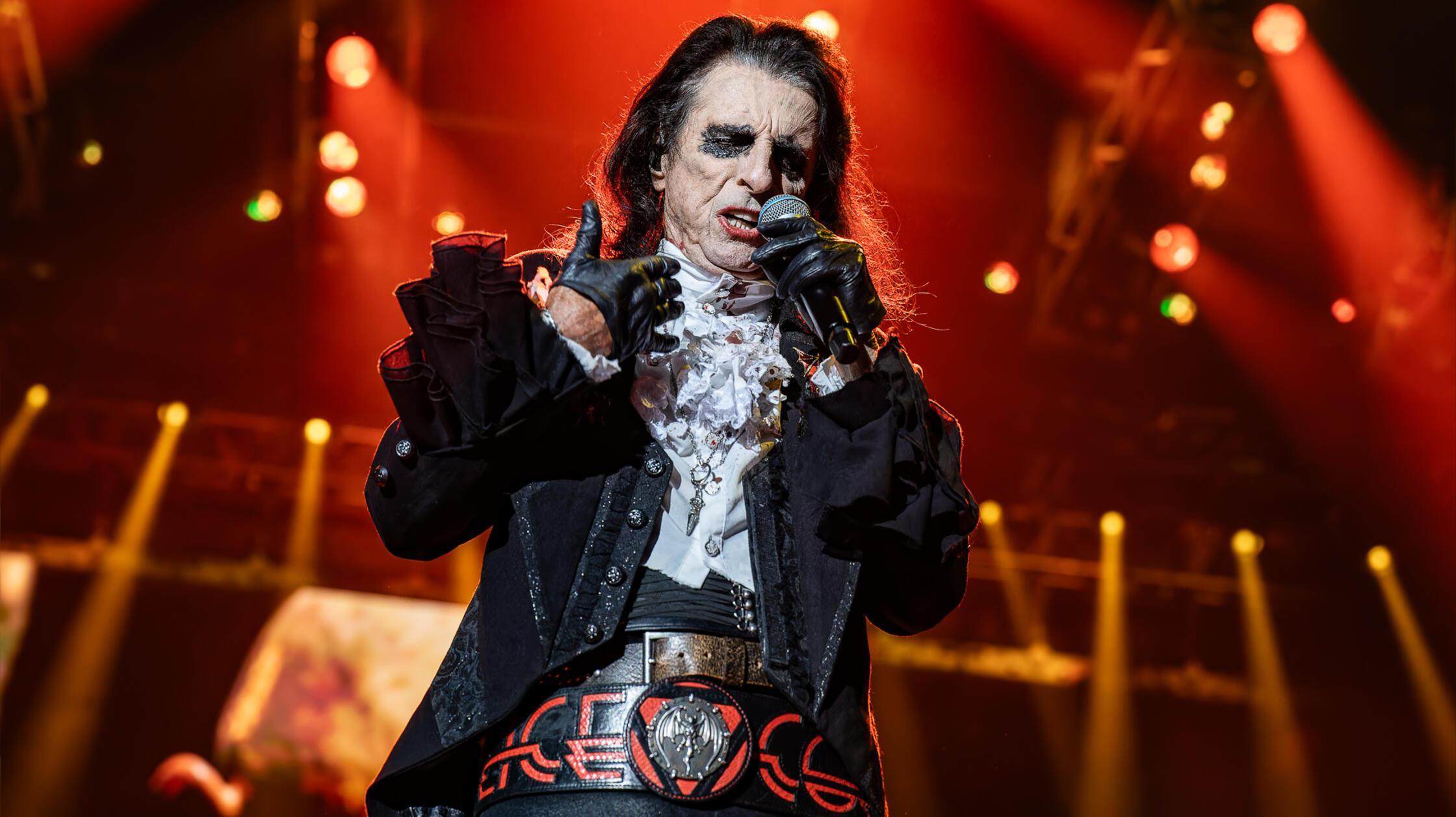 Daher ist sind die Hollywood Vampires vor allem eine Band, die große Songs der Rockgeschichte covert - es gibt aber selbstverständlich auch eigene Werke, die sie auf ihren Konzerten spielen und die vor allem Elemente des klassischen Hard Rock mit Rhythm and Blues verknüpfen. 