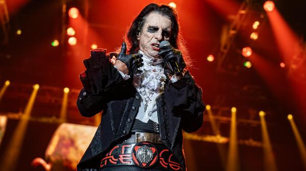Daher ist sind die Hollywood Vampires vor allem eine Band, die große Songs der Rockgeschichte covert - es gibt aber selbstverständlich auch eigene Werke, die sie auf ihren Konzerten spielen und die vor allem Elemente des klassischen Hard Rock mit Rhythm and Blues verknüpfen.