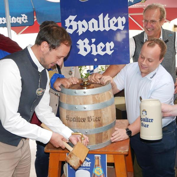 Assistiert von Gambrinus Claus Carl und den Vertre