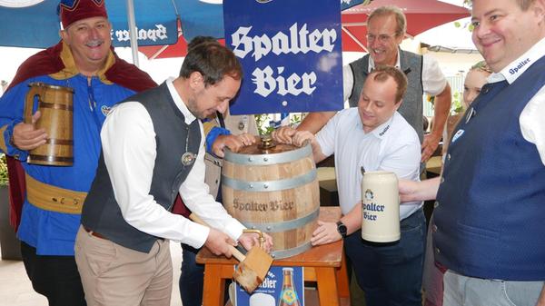 Assistiert von Gambrinus Claus Carl und den Vertre