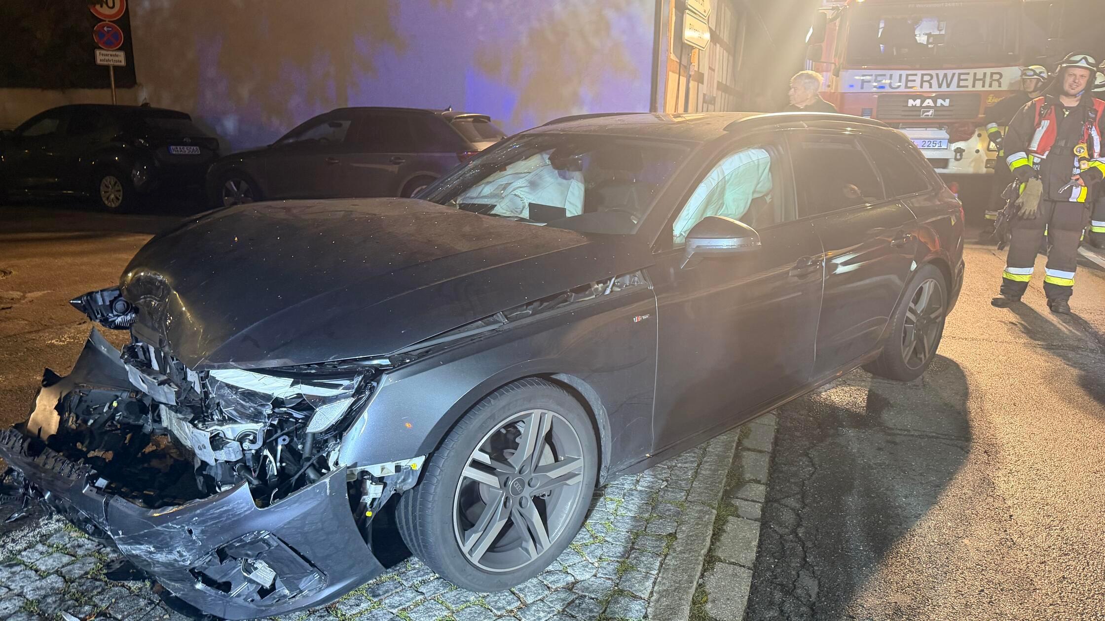 Unfall im Kreuzungsbereich: Fiat nach Kollision ge
