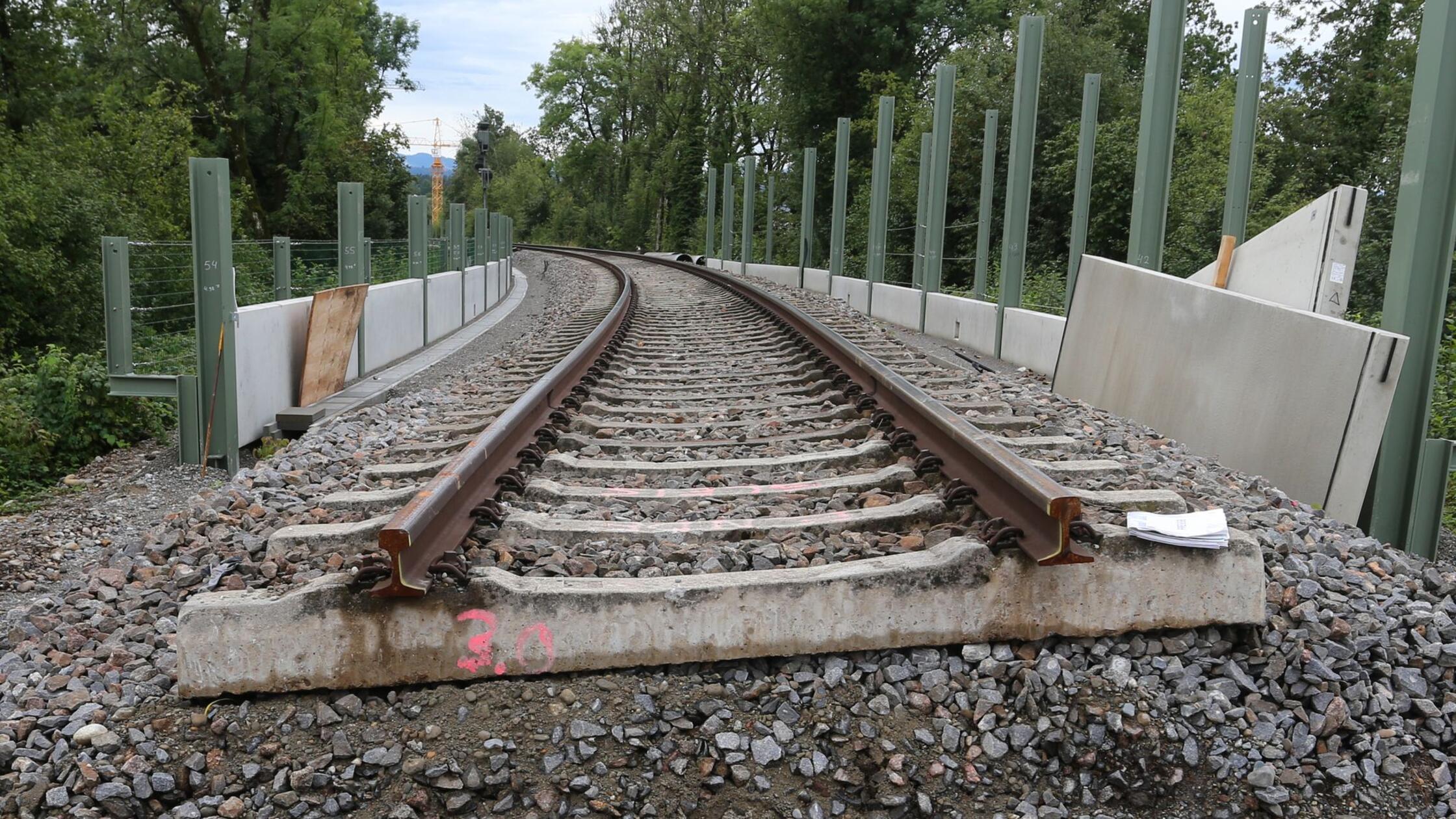 Die Gleise der Bahnstrecke München-Lindau sind an 
