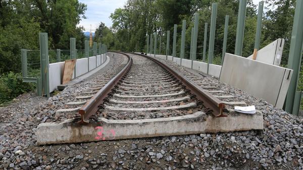 Die Gleise der Bahnstrecke München-Lindau sind an
