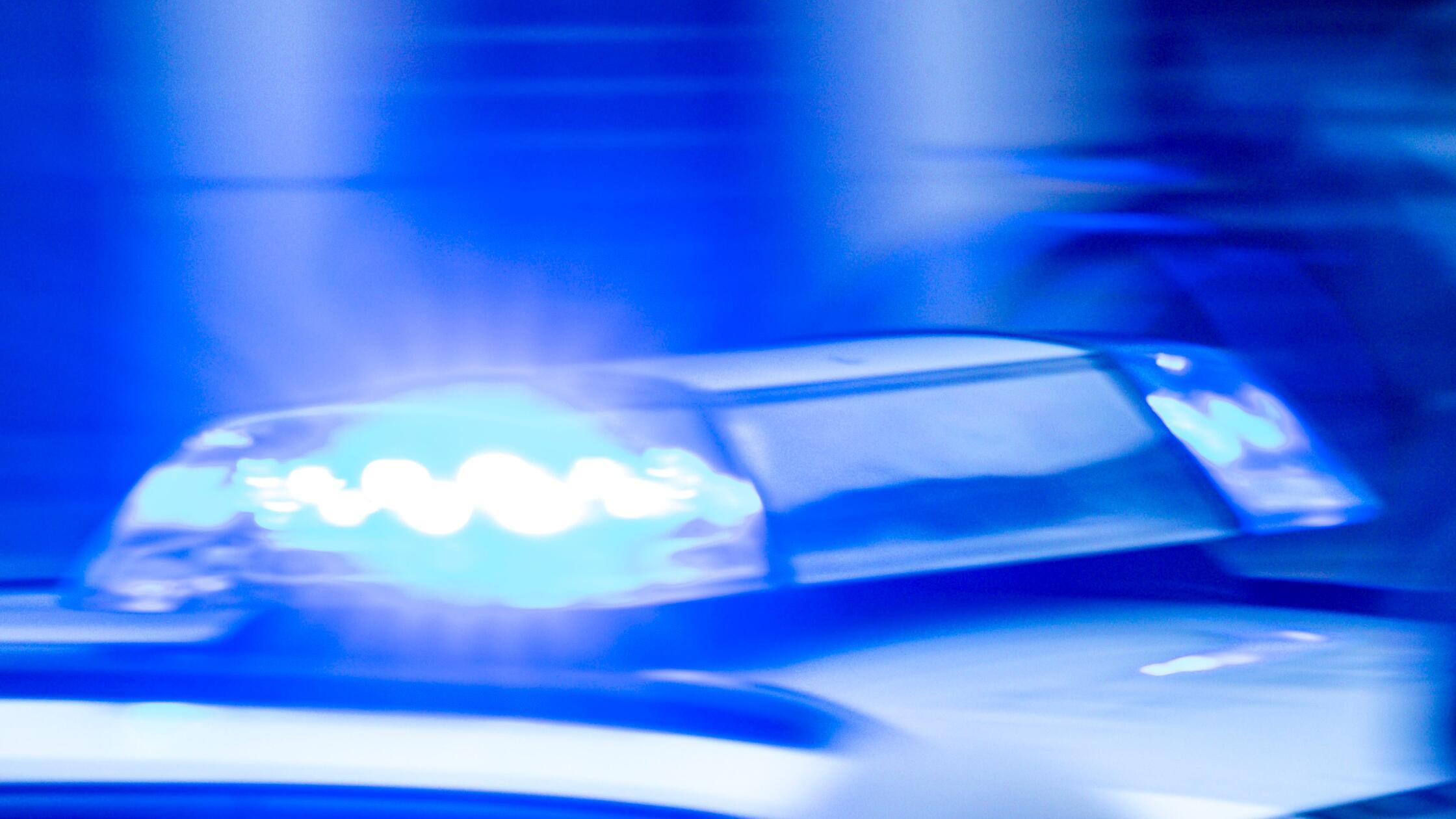 Ein Streifenwagen der Polizei ist mit Blaulicht im