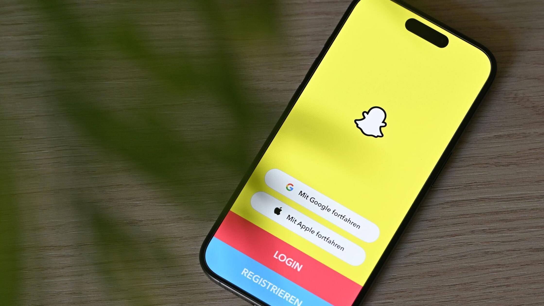 ILLUSTRATION - Die App Snapchat ist auf einem Smar