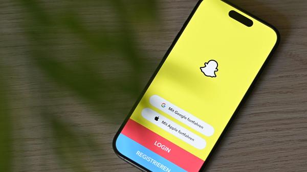 ILLUSTRATION - Die App Snapchat ist auf einem Smar