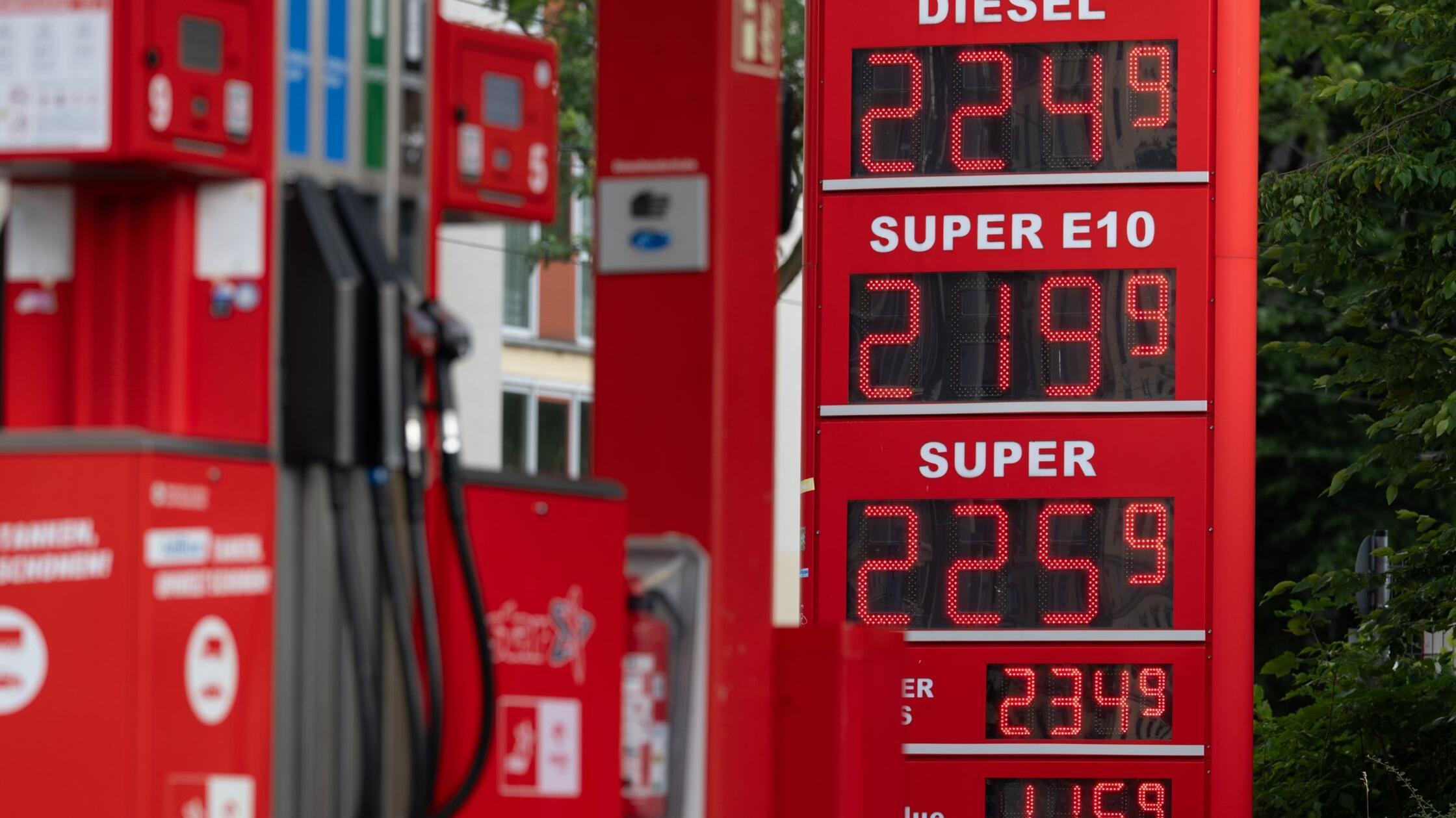 Die Kraftstoffpreise werden auf einer Anzeigetafel
