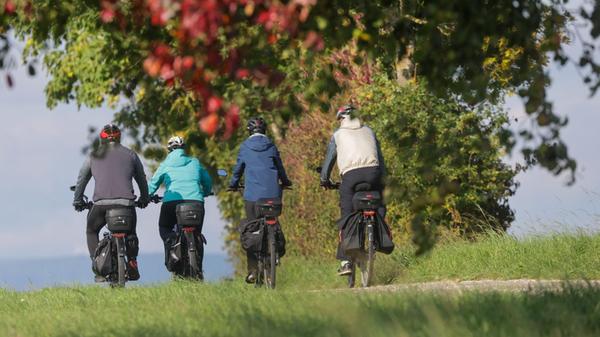 Radfahrer sind bei Hayingen auf der Schwäbischen A