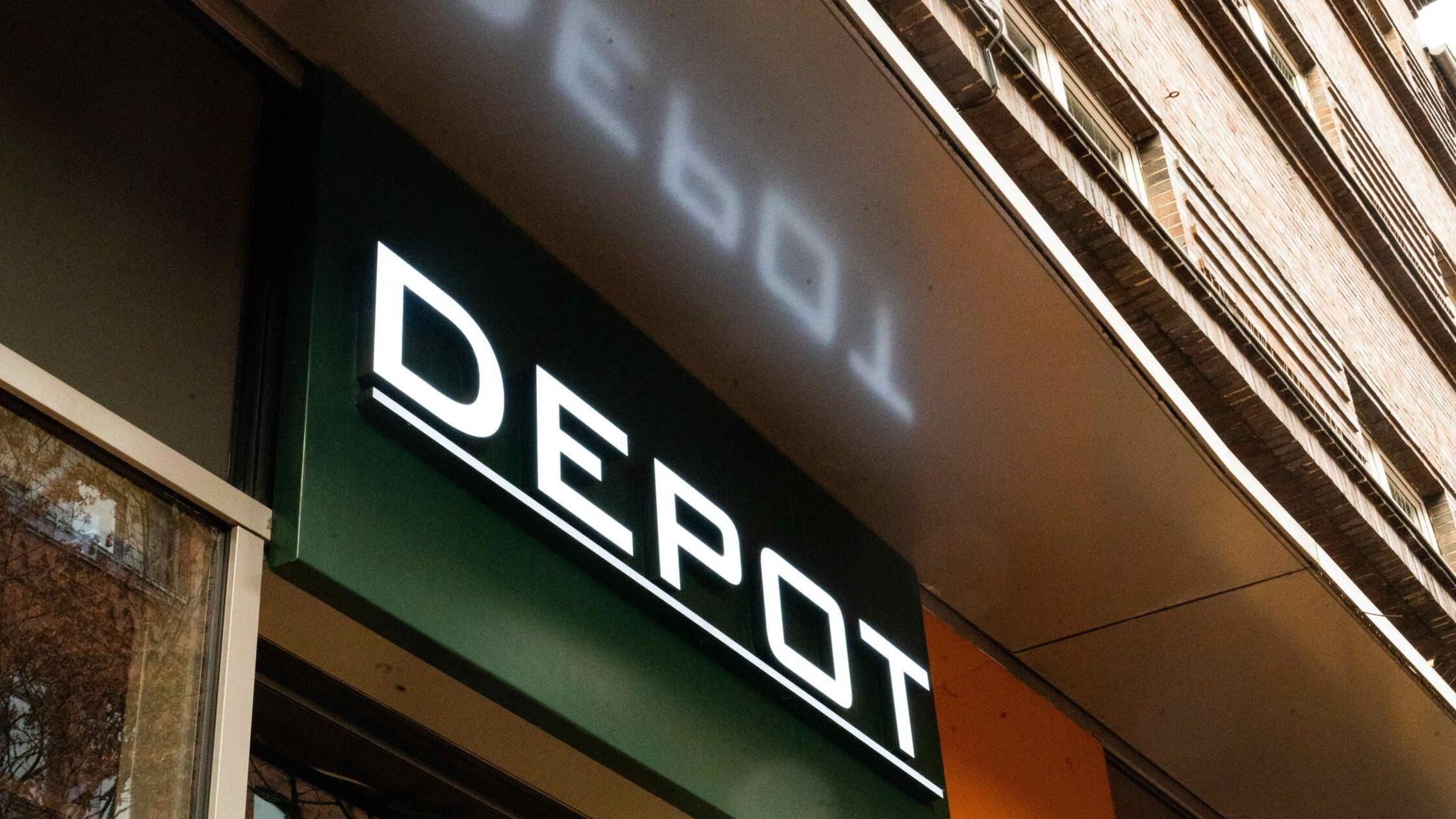Ein Schild mit dem Schriftzug «Depot» hängt über d