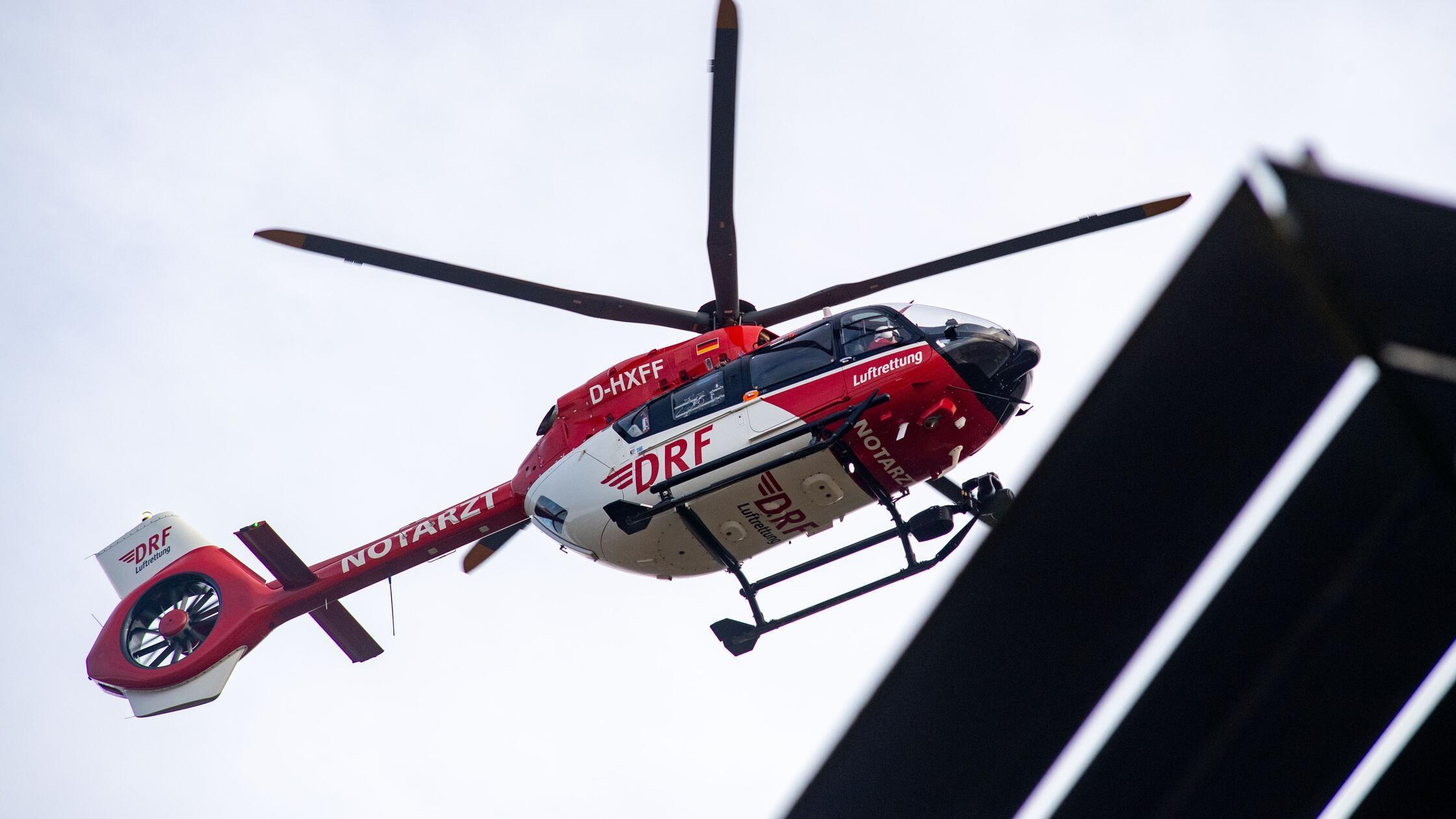 Ein Rettungshubschrauber mit der Kennung D-HXFF de