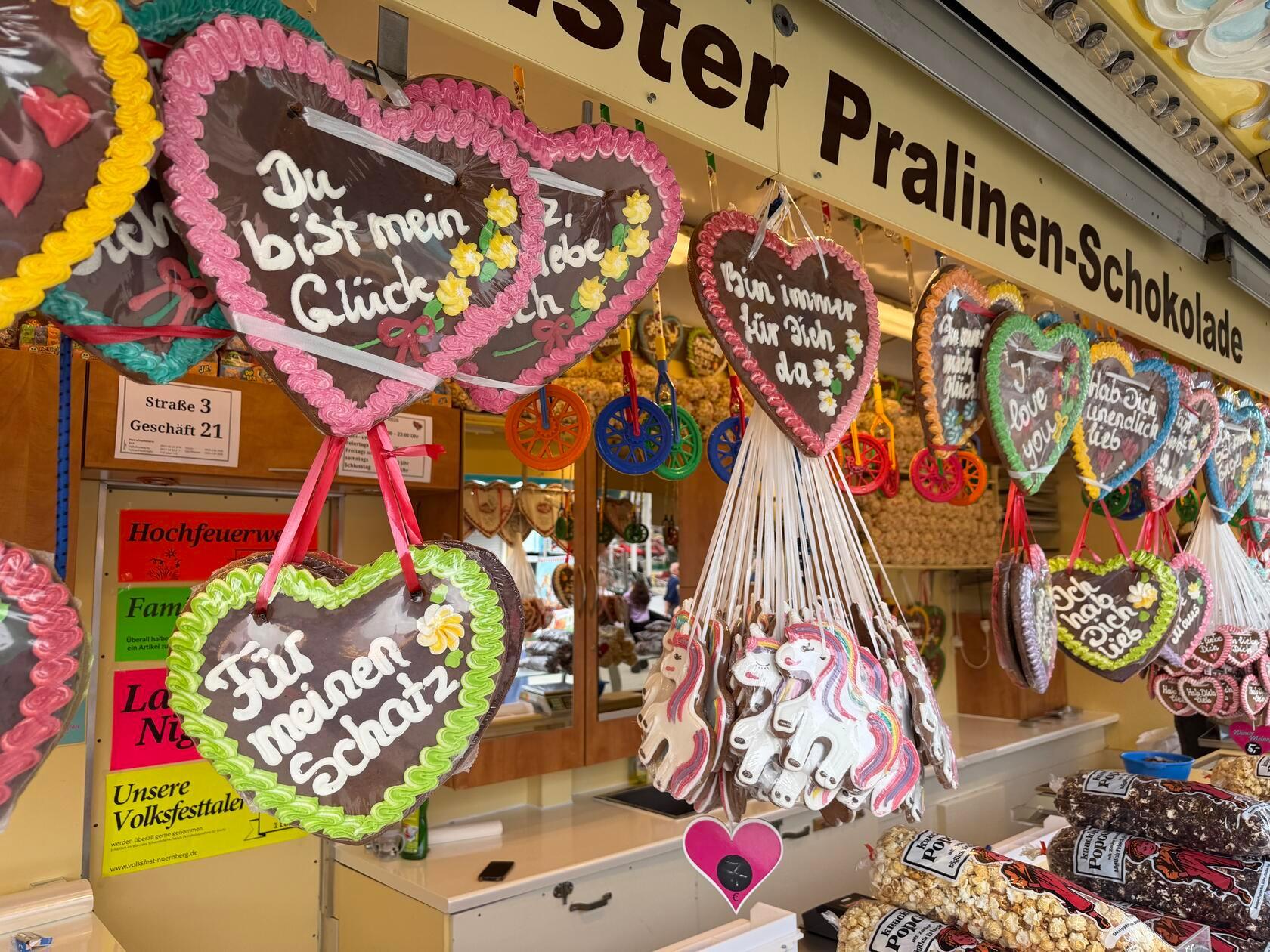 Der Volksfestplatz am Dutzendteich verwandelt sich derzeit wieder in ein buntes Vergnügungsareal: Vom 28. August bis zum 13. September wird in Nürnberg das 200. Volksfest gefeiert.