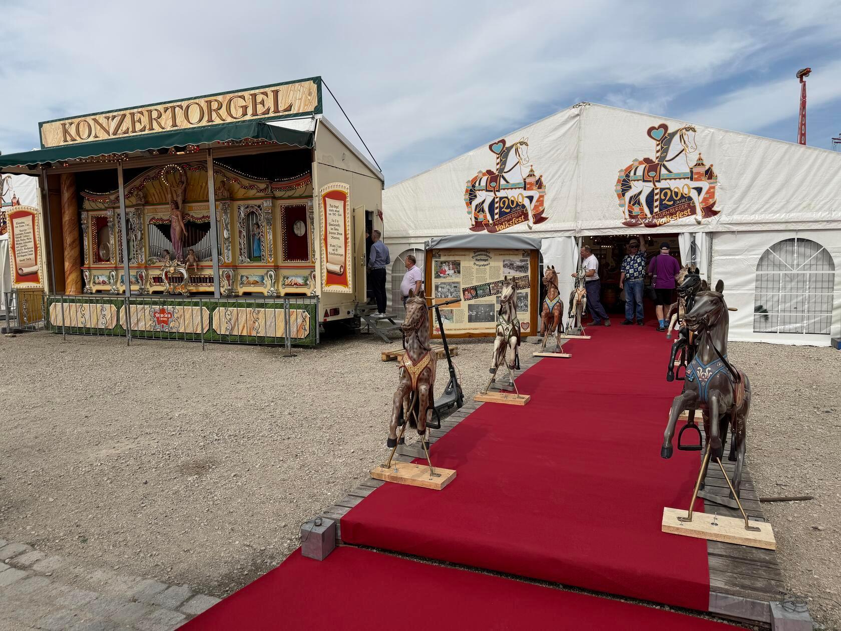 Mitten auf dem Festgelände können Besucher außerdem in die Geschichte des Volksfestes eintauchen.