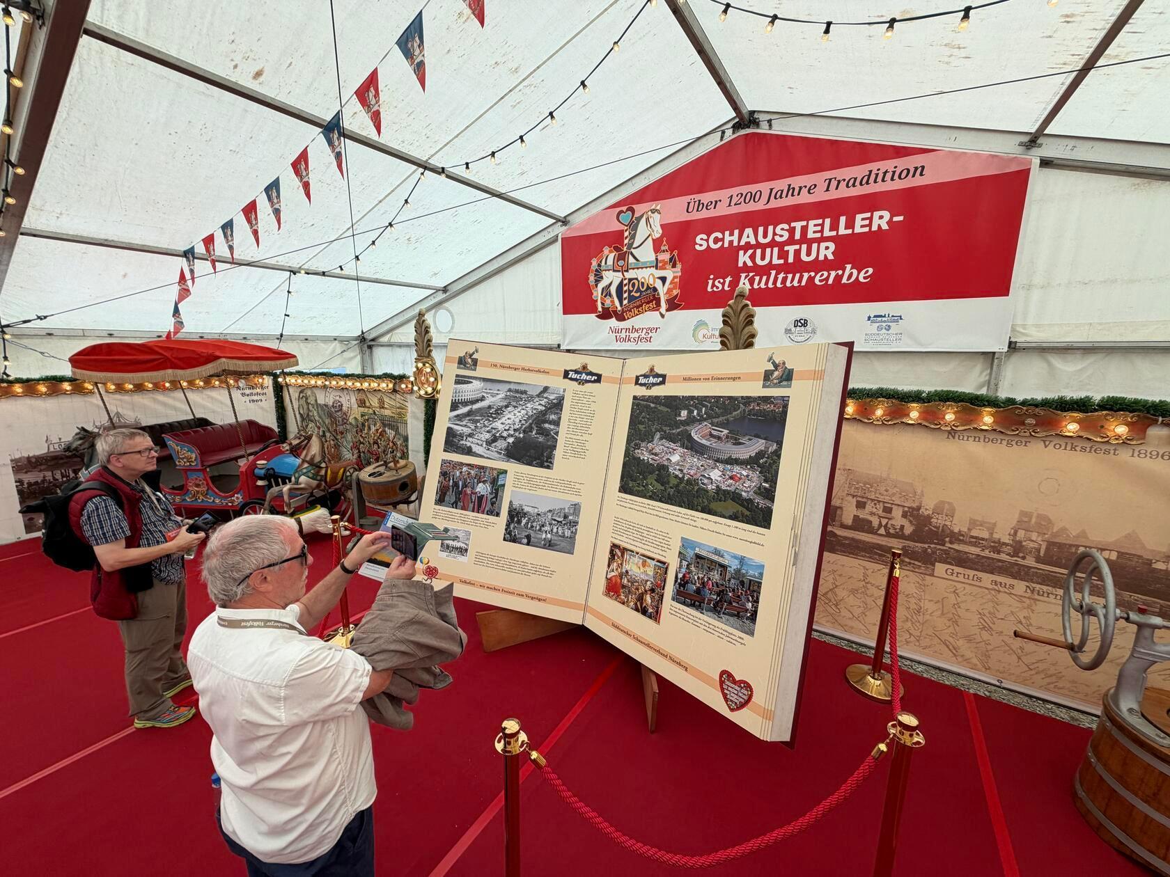Dort ist anlässlich des Jubiläums eine Nostalgieausstellung entstanden, an der die Schausteller nach Angaben der Veranstalter eigenständig und ehrenamtlich mitgearbeitet haben.