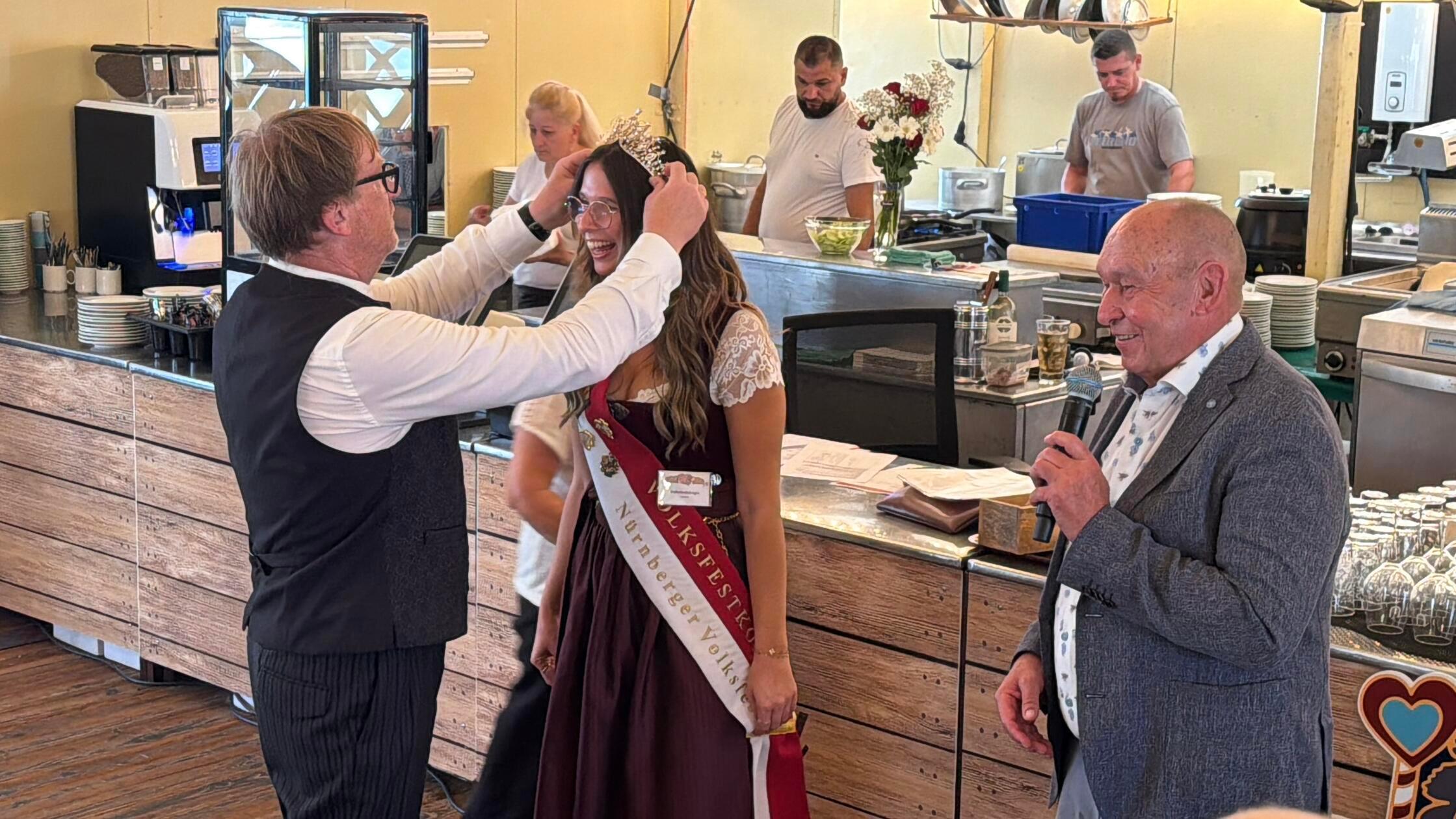 Auch eine neue Volksfestkönigin gibt es in diesem Jahr: Lorena Hofmann wurde zur 200. Volksfestkönigin gewählt.