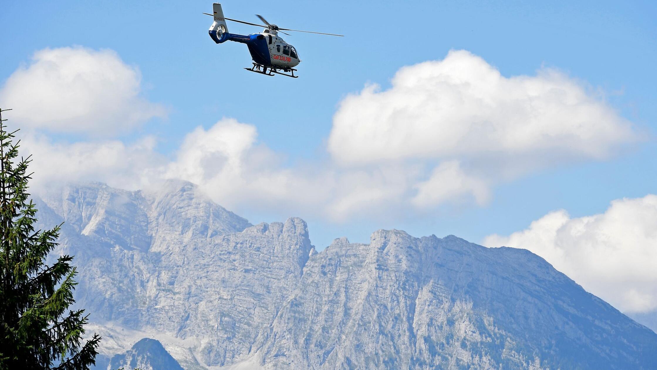 Ein Hubschrauber der Polizei fliegt über die Berch