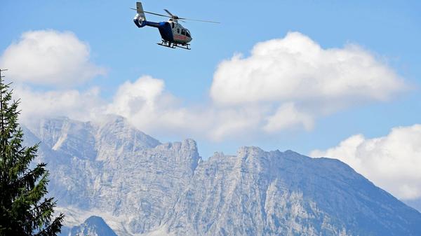 Ein Hubschrauber der Polizei fliegt über die Berch