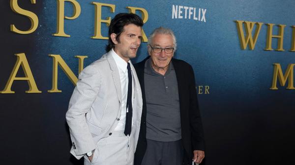 Adam Scott (l) und Robert De Niro nehmen im Plaza