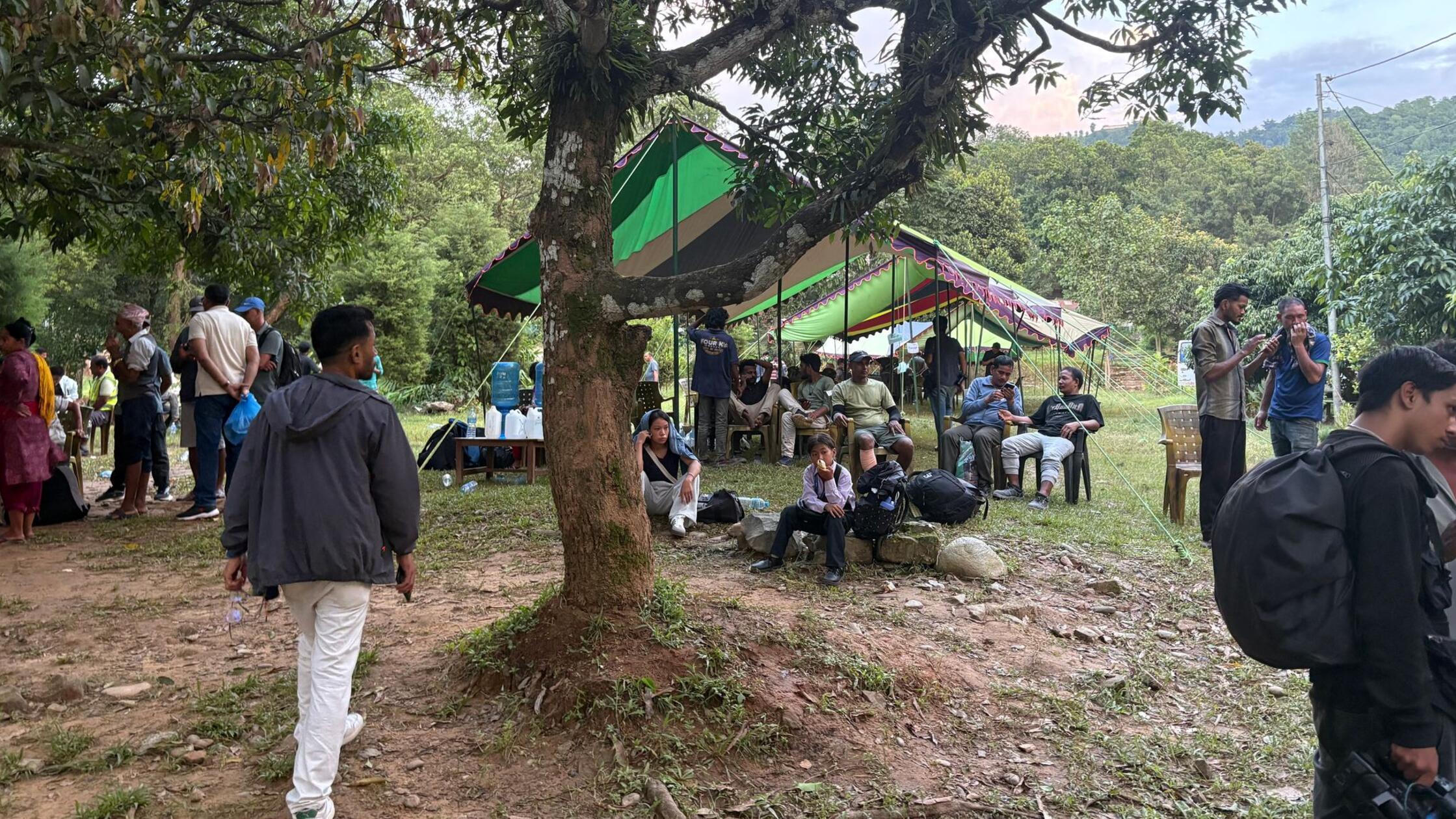Überlebende der Sturzflut in Nepal finden Schutz i