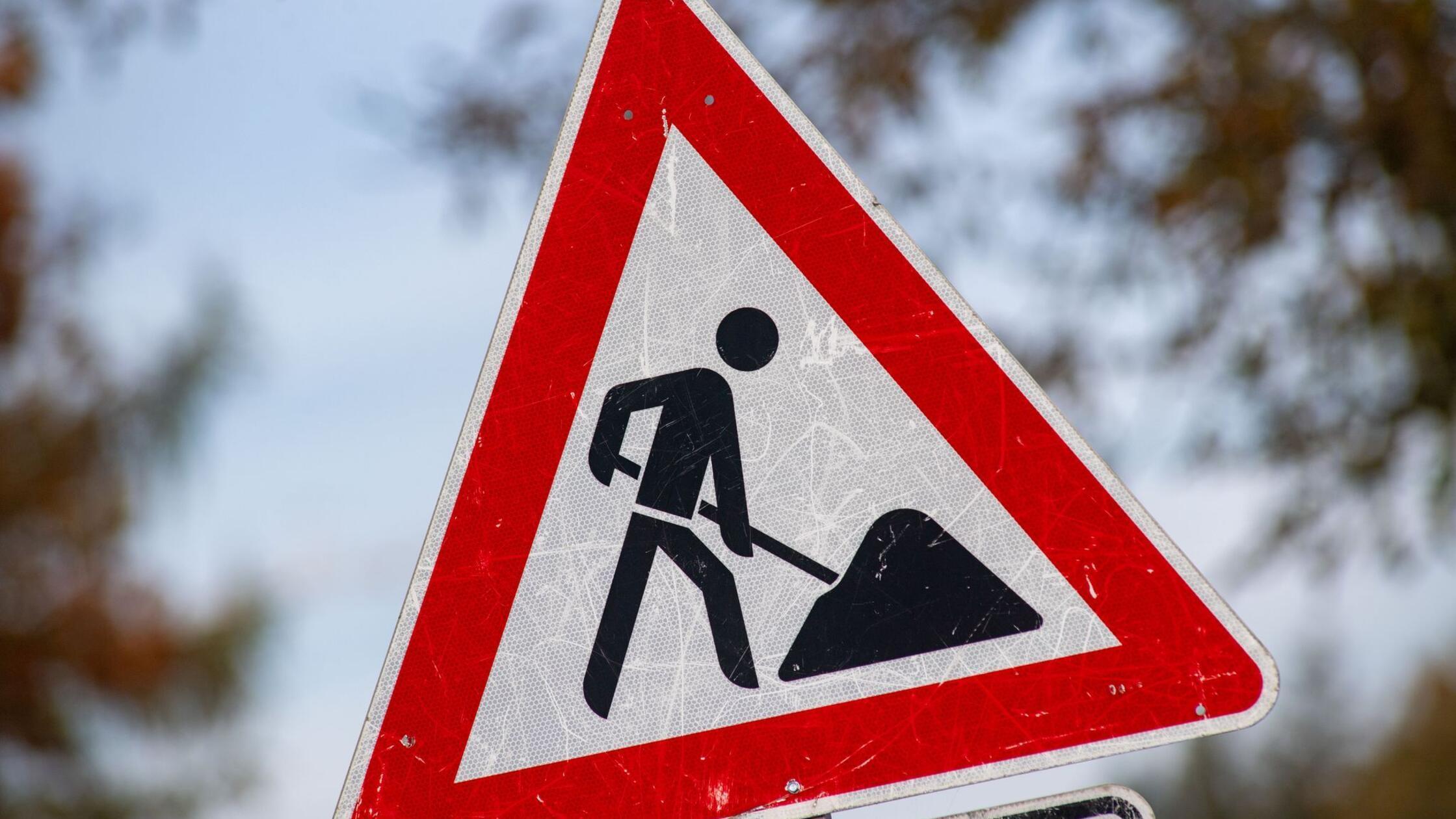Ein zerkratztes Schild Gefahrzeichen Arbeitsstelle