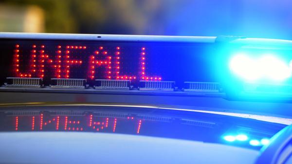 Auf einem Polizeifahrzeug warnt eine Leuchtschrift
