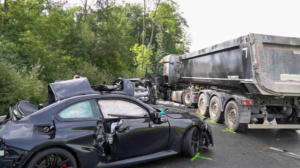 Frontalcrash mit hoher Geschwindigkeit: BMW und Sa