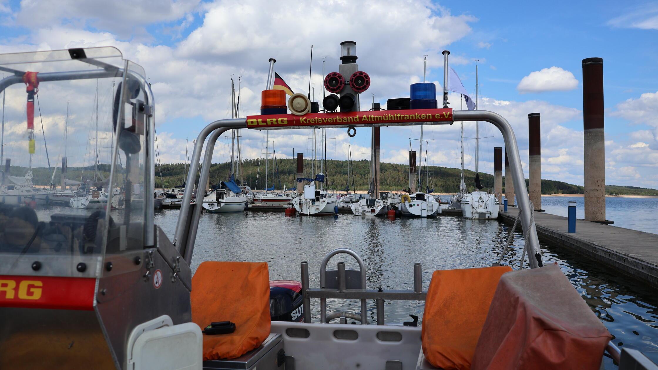 Hier am Hafen in Ramsberg ist das DLRG-Boot "Monik