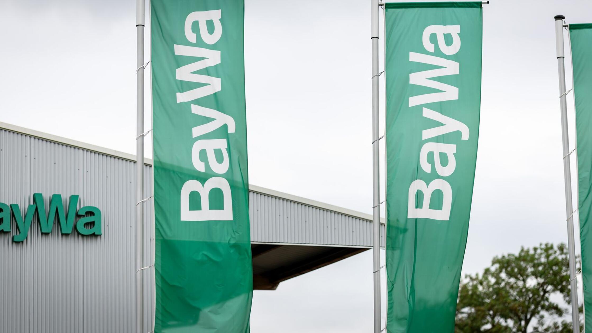 Der Baywa-Schriftzug steht auf Fahnen am Technikze