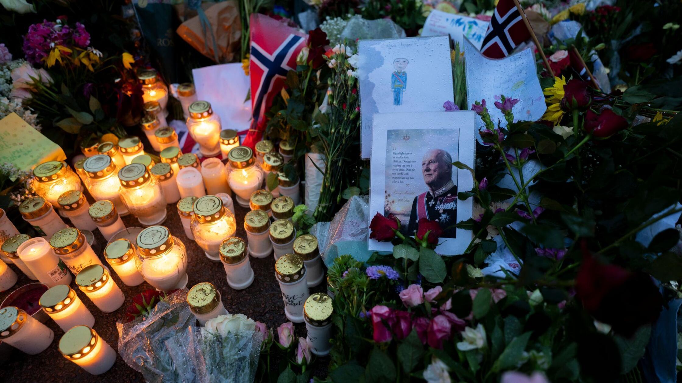 Blumen, Kerzen und Karten liegen auf dem Palastpla