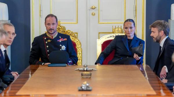 Die Regierung tritt am Freitag nach dem Tod von Kö