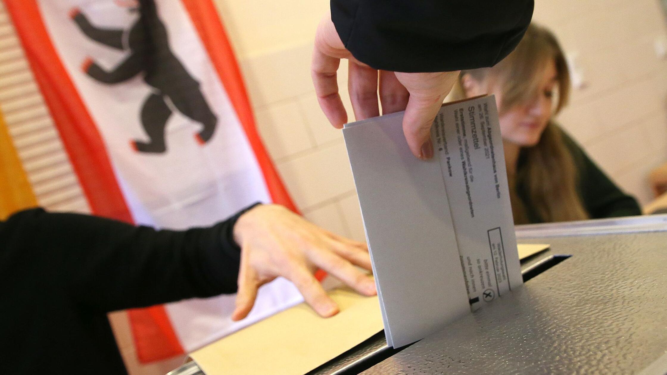 Eine Frau gibt ihre Stimme für die Wahl zum Berlin