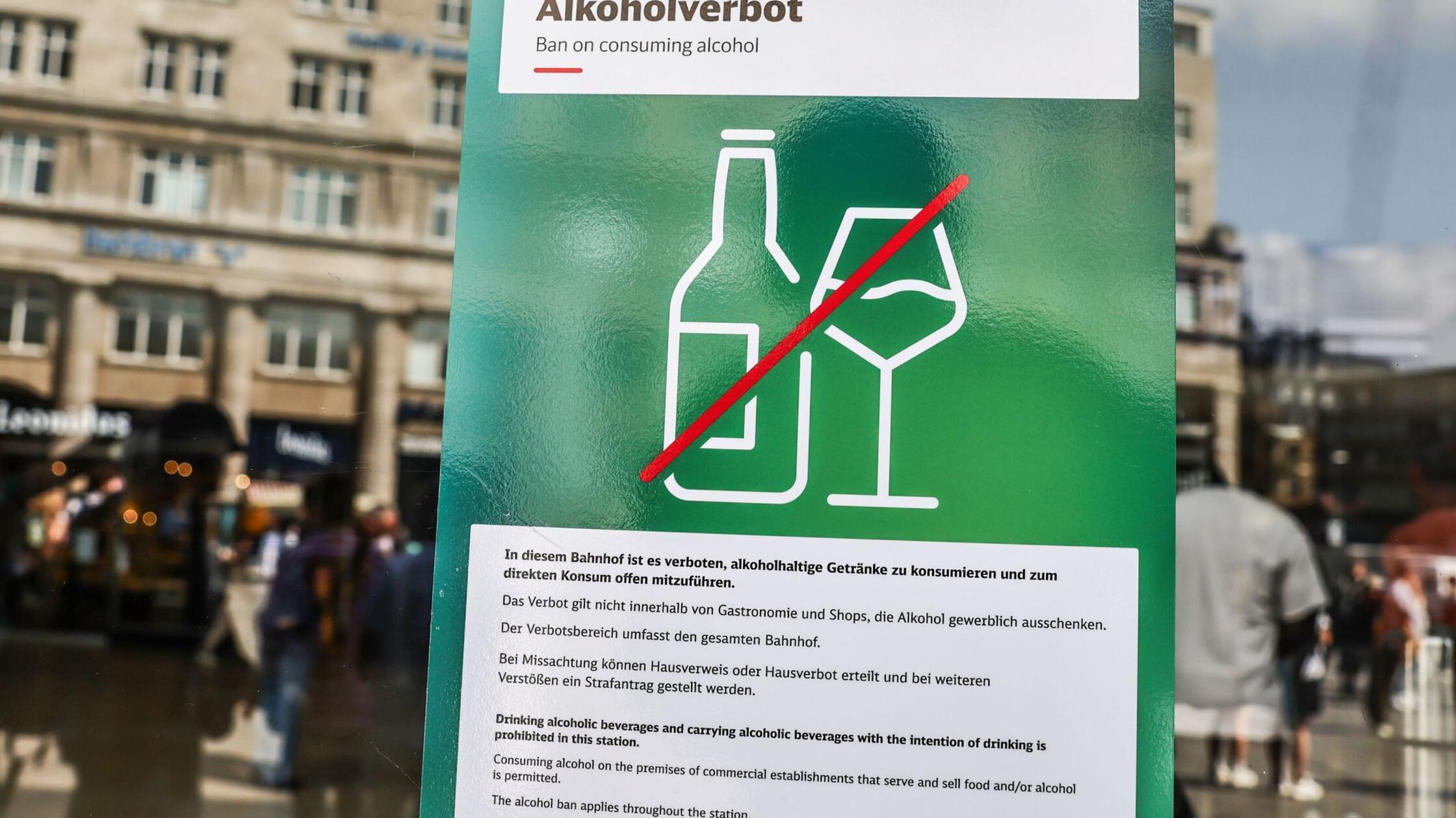 Ein Hinweisschild auf das Alkoholverbot hängt am E