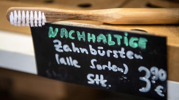 In einem Laden wird eine nachhaltige Zahnbürste au