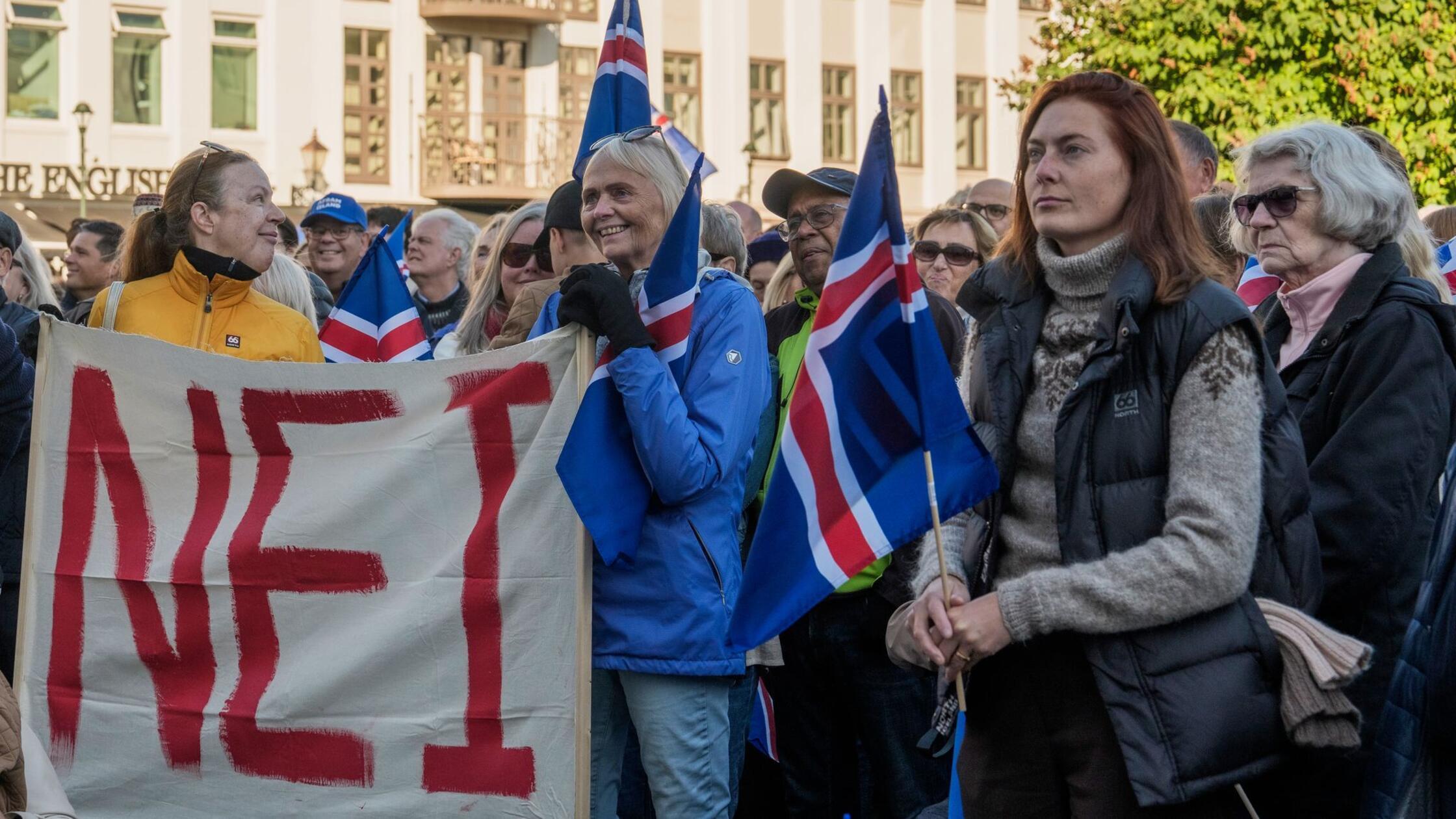 Menschen halten ein Transparent mit der Aufschrift