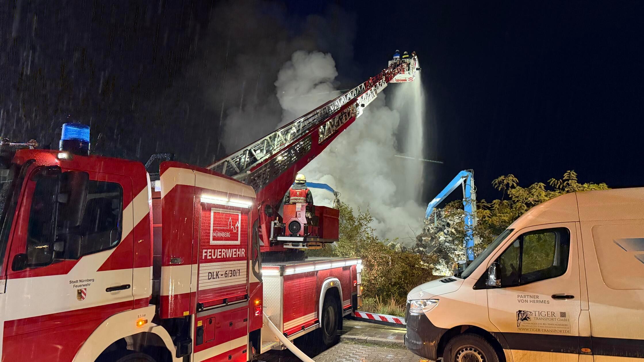 Ein Feuer auf einem Betriebsgelände im Nürnberger 