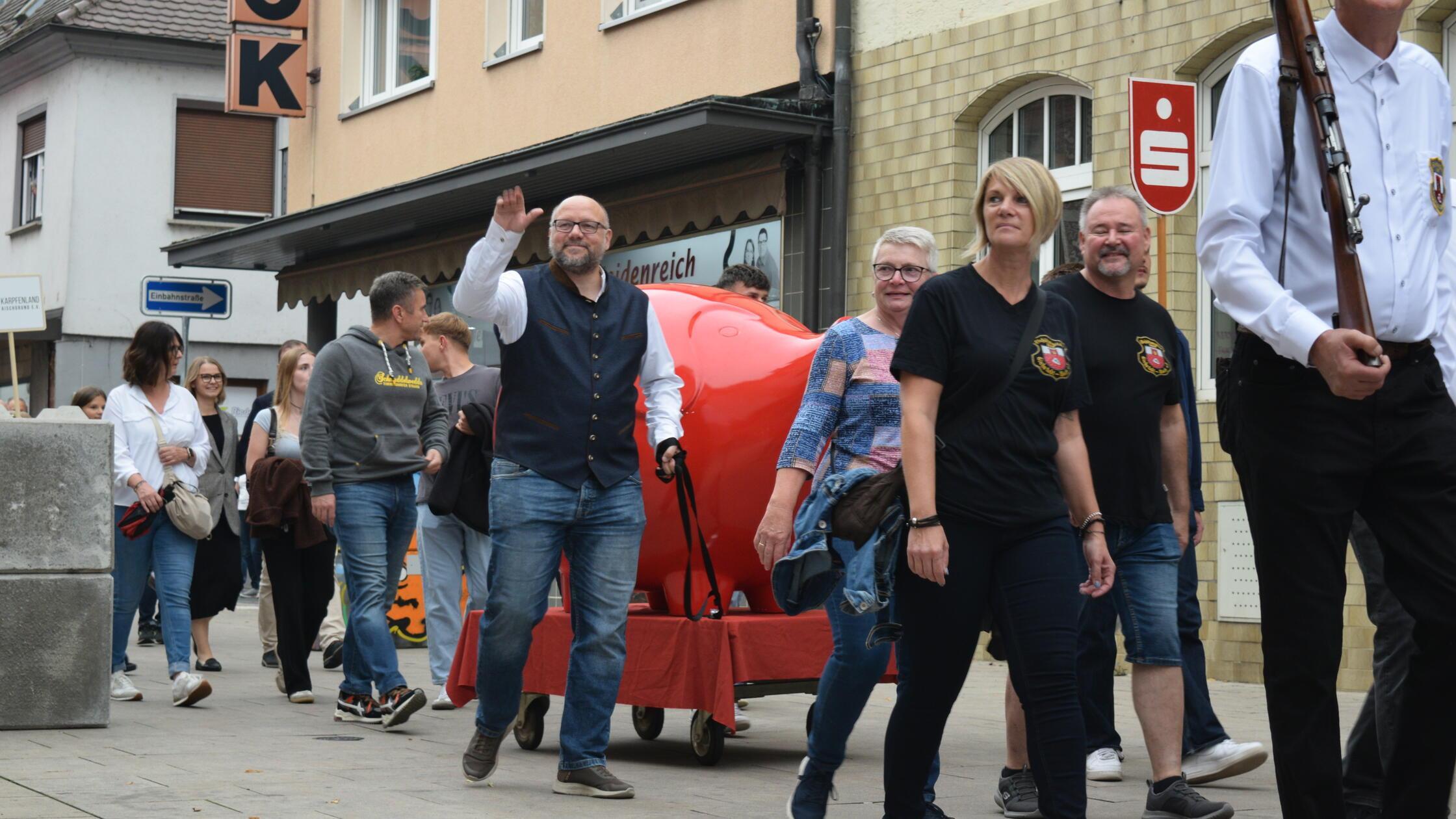 Angestellte der Sparkasse ziehen ein rotes Sparsch