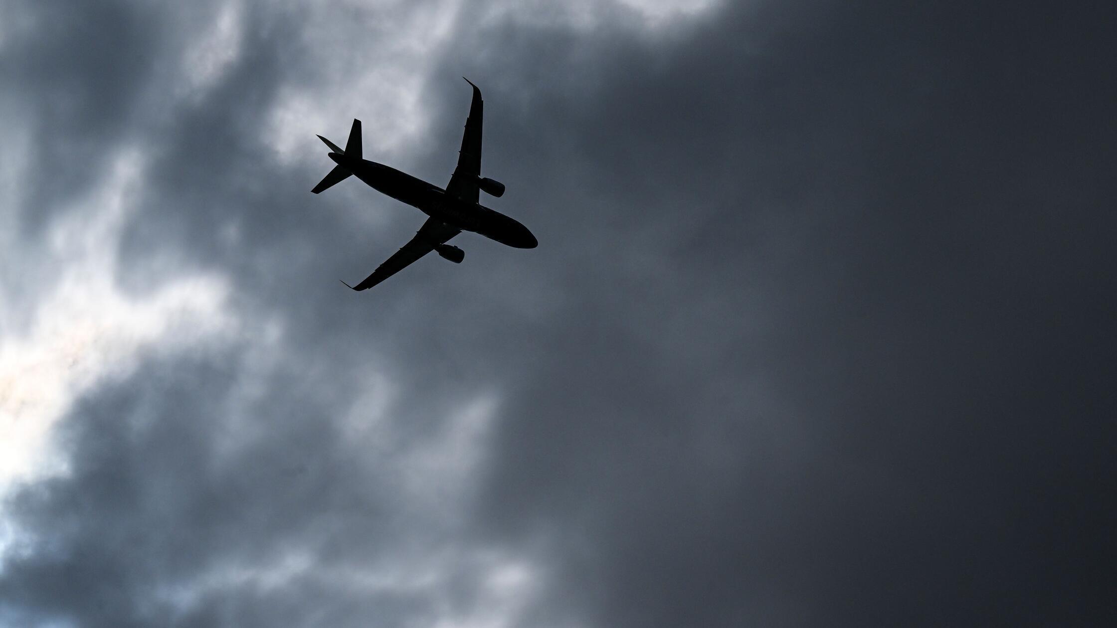 Ein Flugzeug startet vom Flughafen BER. (zu dpa: «