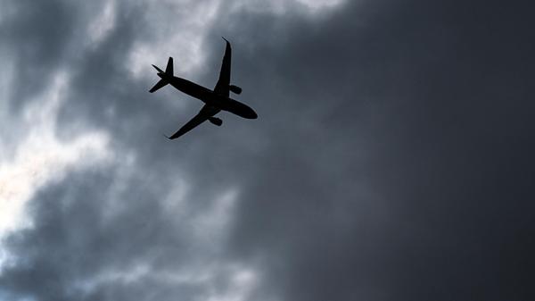 Ein Flugzeug startet vom Flughafen BER. (zu dpa: «