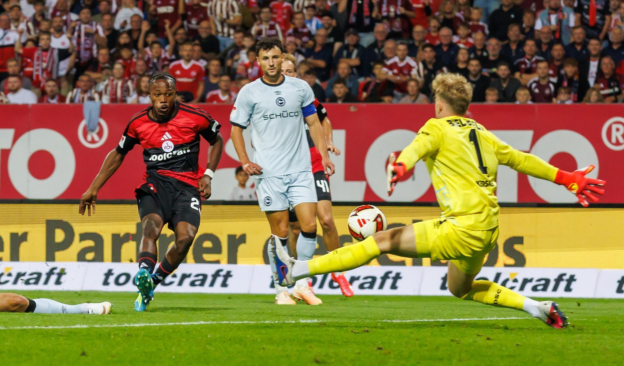 Mit ihrer ersten Annäherung gingen die Hausherren prompt in Front: Wirbelwind Zoma setzte zum Tempolauf an, an dessen Ende der 22-Jährige Arminia-Keeper Kersken überwand (11.).