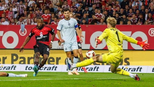 Mit ihrer ersten Annäherung gingen die Hausherren prompt in Front: Wirbelwind Zoma setzte zum Tempolauf an, an dessen Ende der 22-Jährige Arminia-Keeper Kersken überwand (11.).