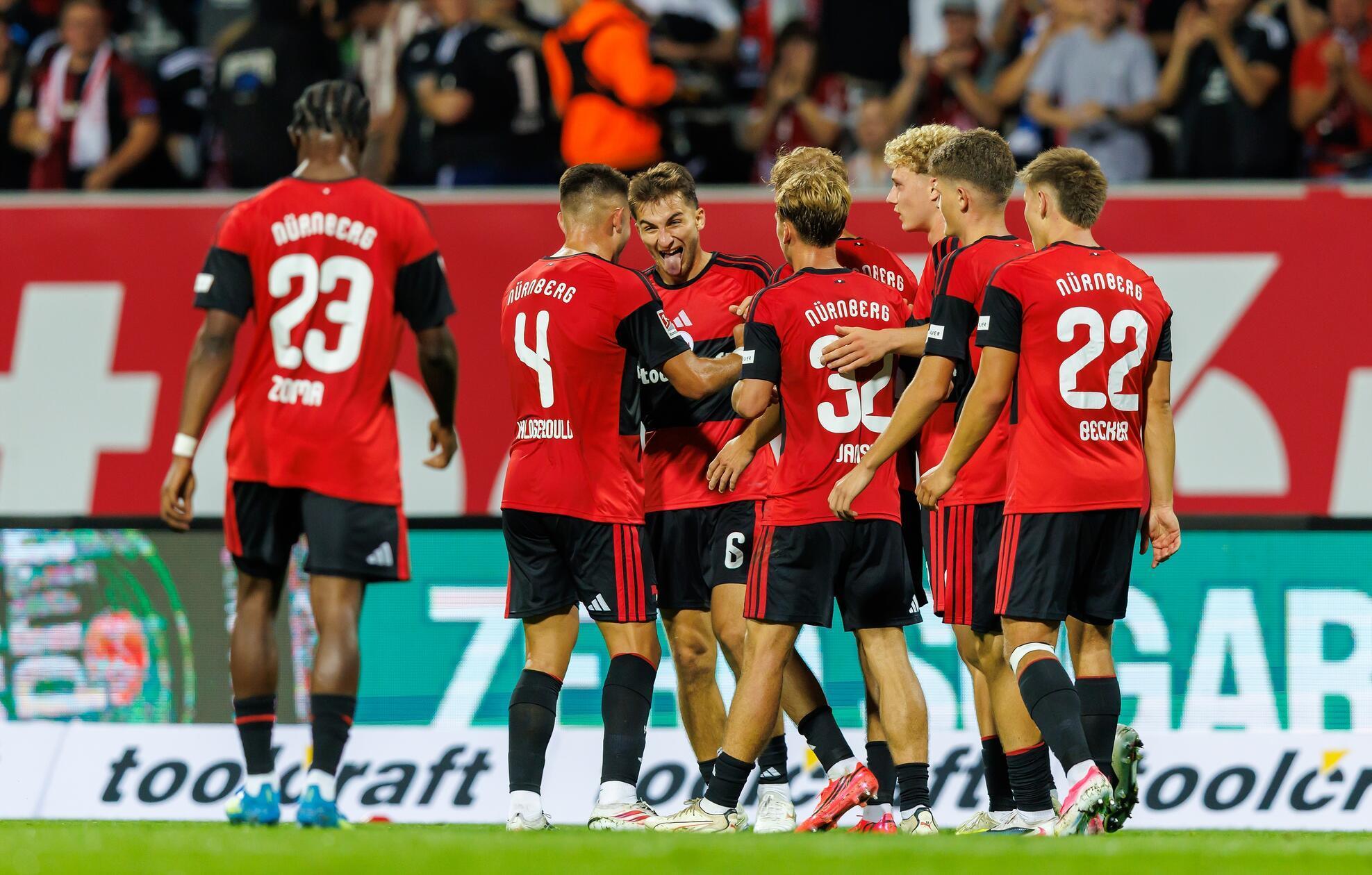 Vorne effizient, hinten Keeper Reichert: Das Erfolgsrezept der Vorwochen brachte den FCN auch gegen Bielefeld auf Kurs. Mit 3:0 ging es in die Kabinen.