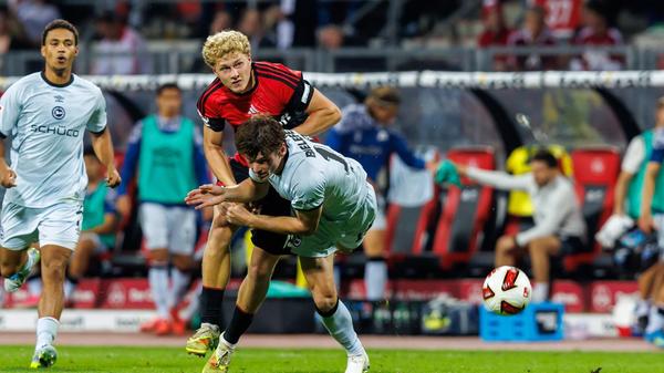 Nach Wiederanpfiff bemühten sich die Gäste, zurück in die Begegnung zu finden. Der Club hielt jedoch dagegen und sich weiter schadlos.