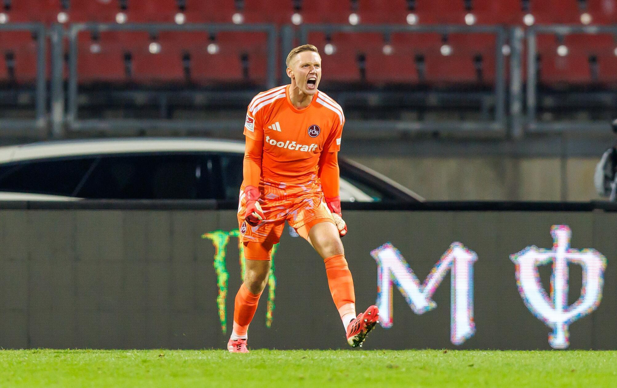 Die Arminia, die zu keinem Zeitpunkt vier Tore schlechter war, belohnte sich schließlich doch noch - unter gütiger Mithilfe von Fernández. Sein zu lässiges Zuspiel wurde von Wörl abgefangen, der die Kugel aus rund 40 Metern sehenswert in den Kasten chippte. FCN-Kapitän Reichert war trotz der komfortablen Führung sichtlich aufgebracht.