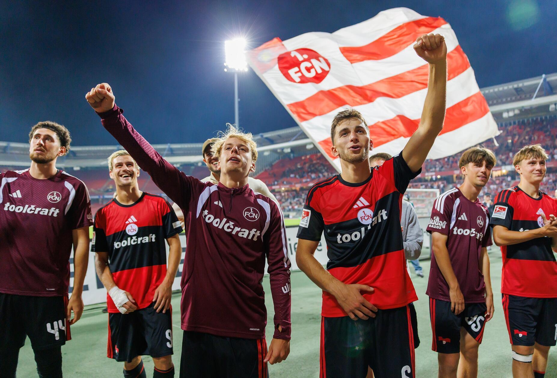 An den klaren Verhältnissen änderte der Gegentreffer jedoch nichts mehr Grundlegendes. So fuhr der Club im dritten Spiel den dritten Dreier ein, schob sich zurück an die Tabellenspitze - und durfte im Anschluss feiern.