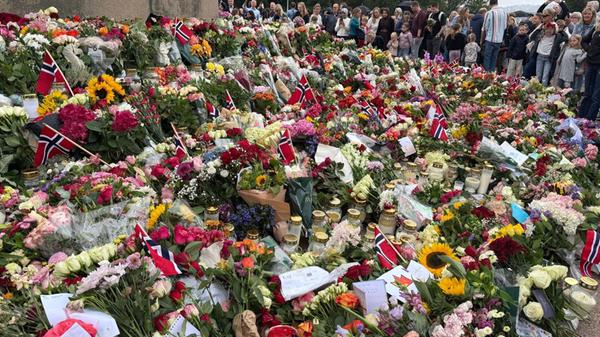 Menschen trauern nach dem Tod von Norwegens König