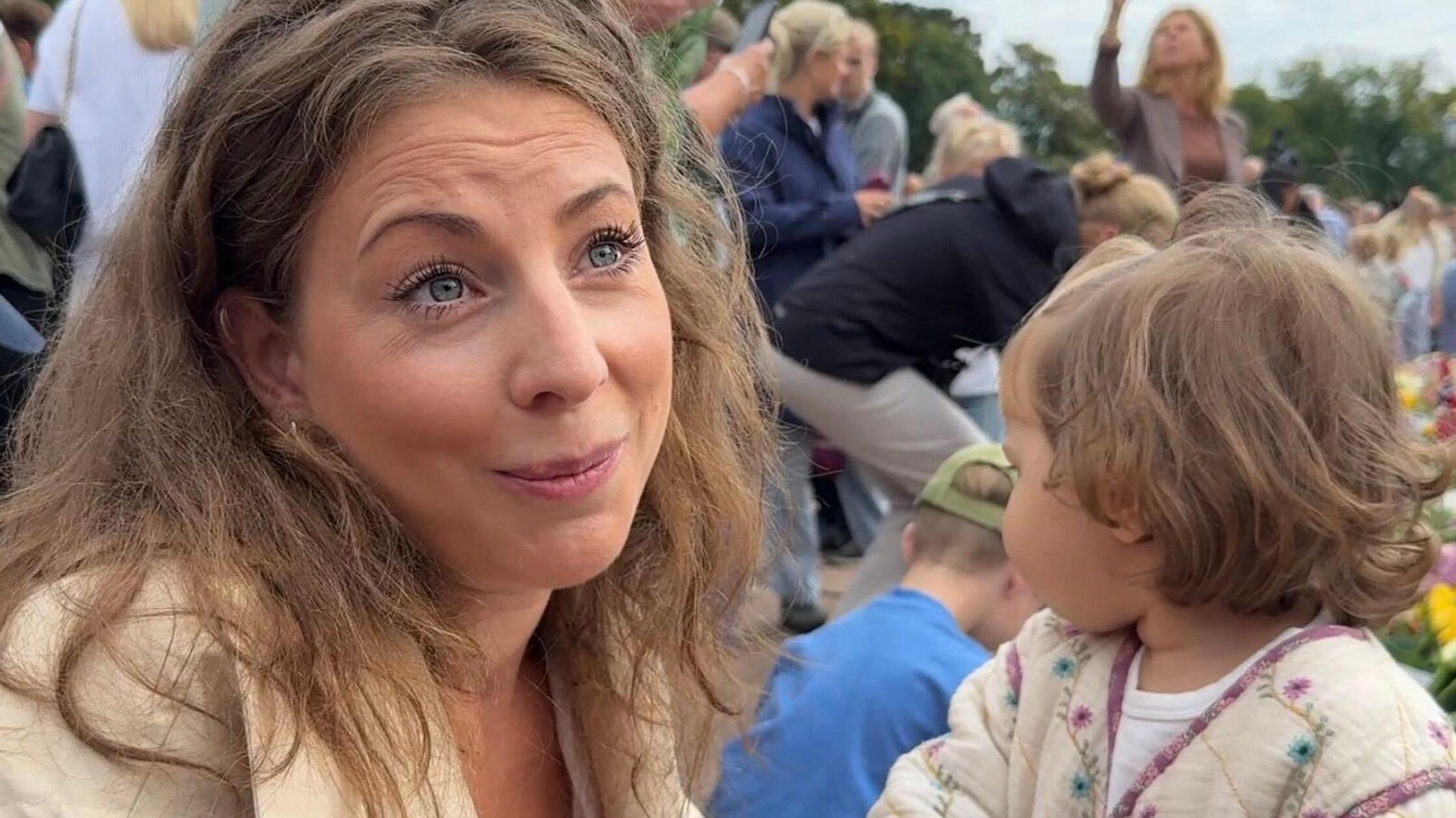 Ingeborg Skomedal Torvanger ist mit ihrer Tochter 