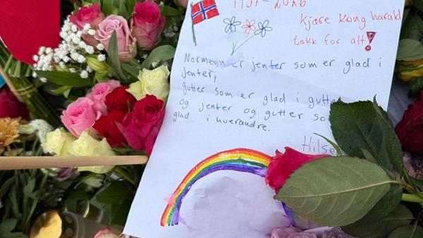Menschen trauern nach dem Tod von Norwegens König