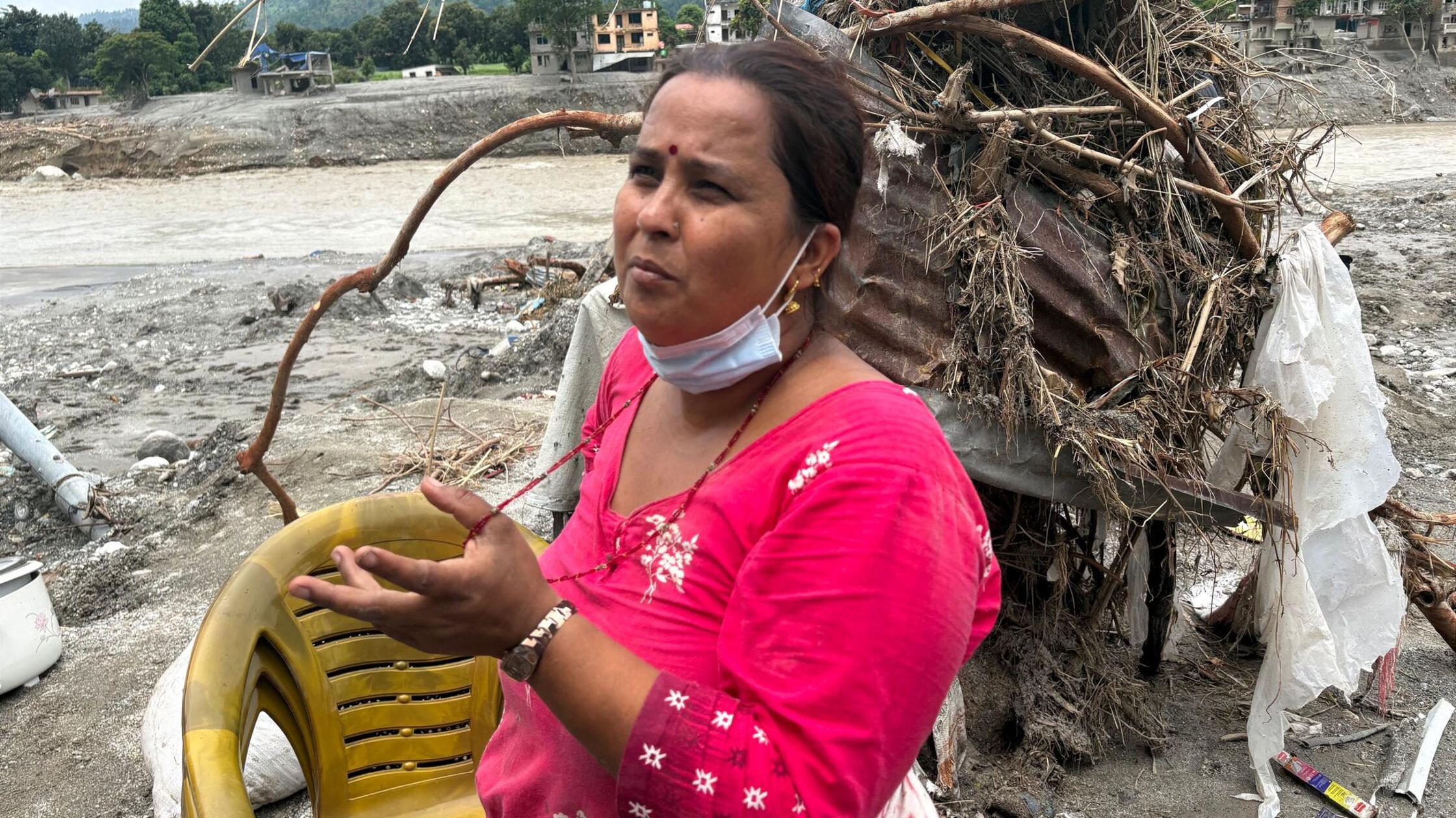Die Nepalesin Anita Adhikari vor den Trümmern ihre