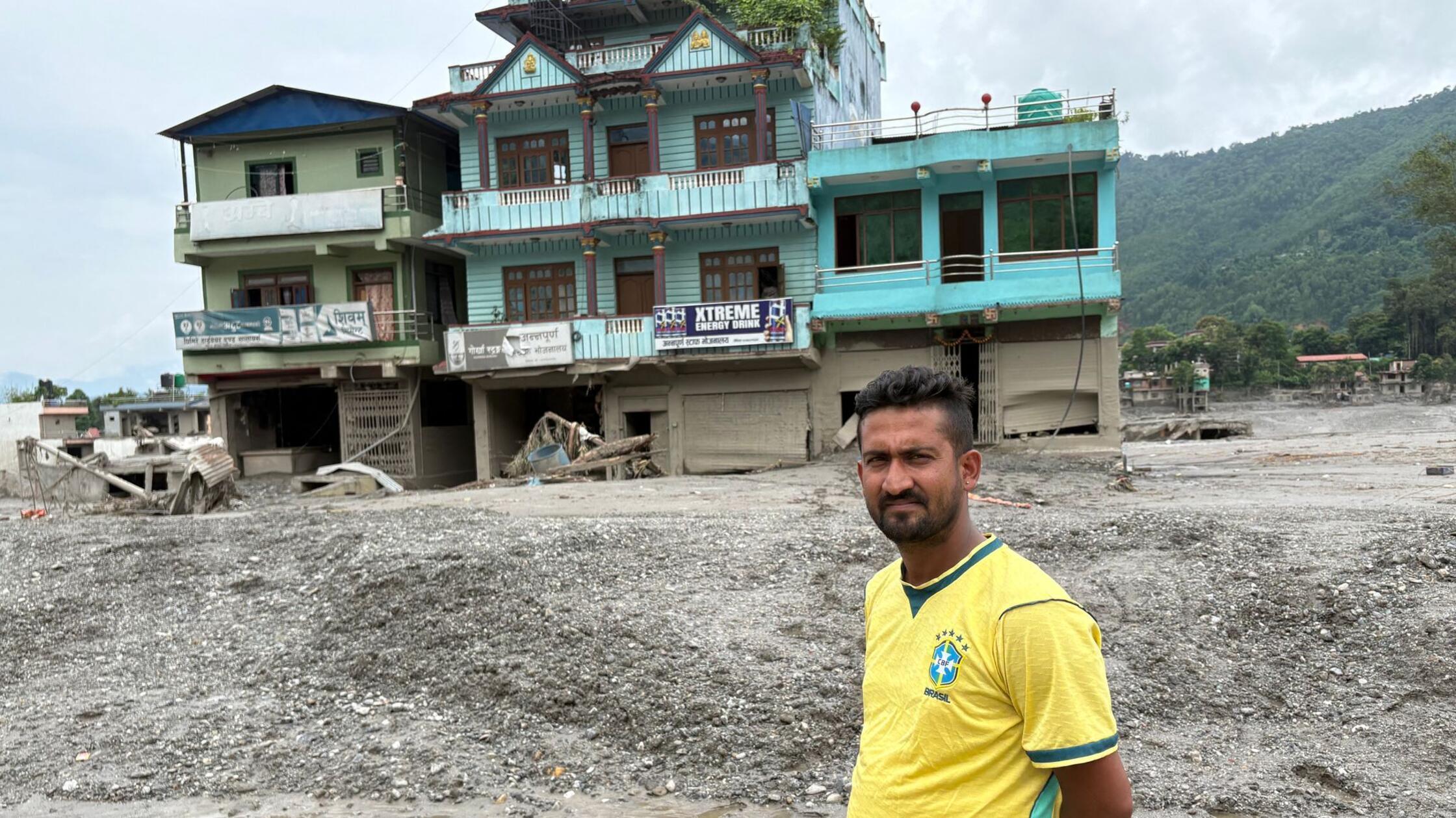 Der Nepalese Raj Kumar Gajurel steht vor einem zer