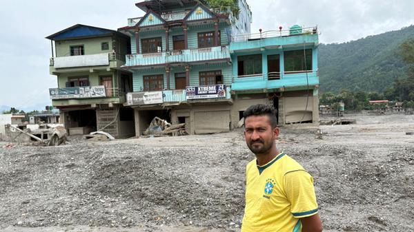Der Nepalese Raj Kumar Gajurel steht vor einem zer