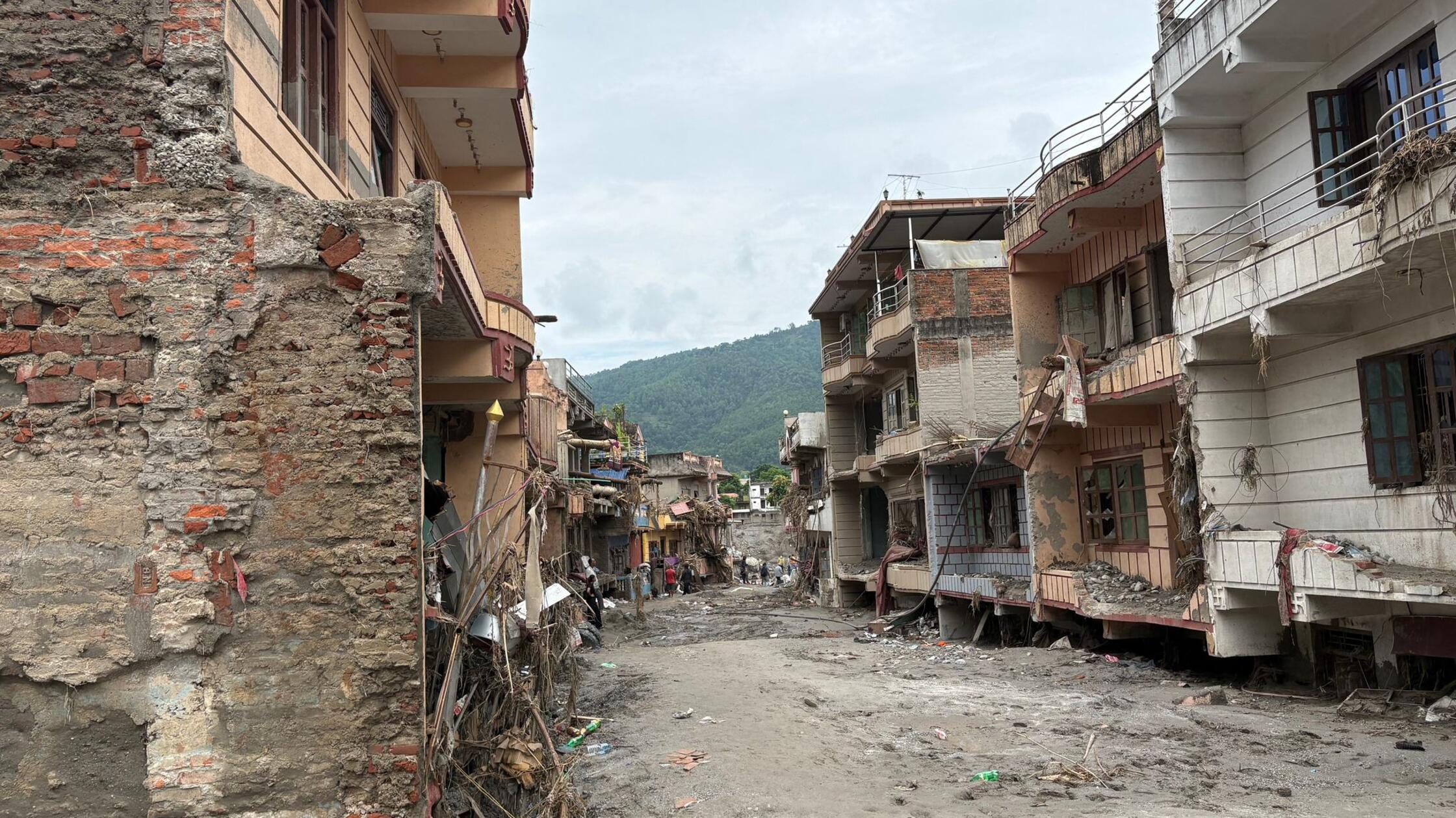 Das Sturzflut im Himalaya menschenverlassene Dorf 